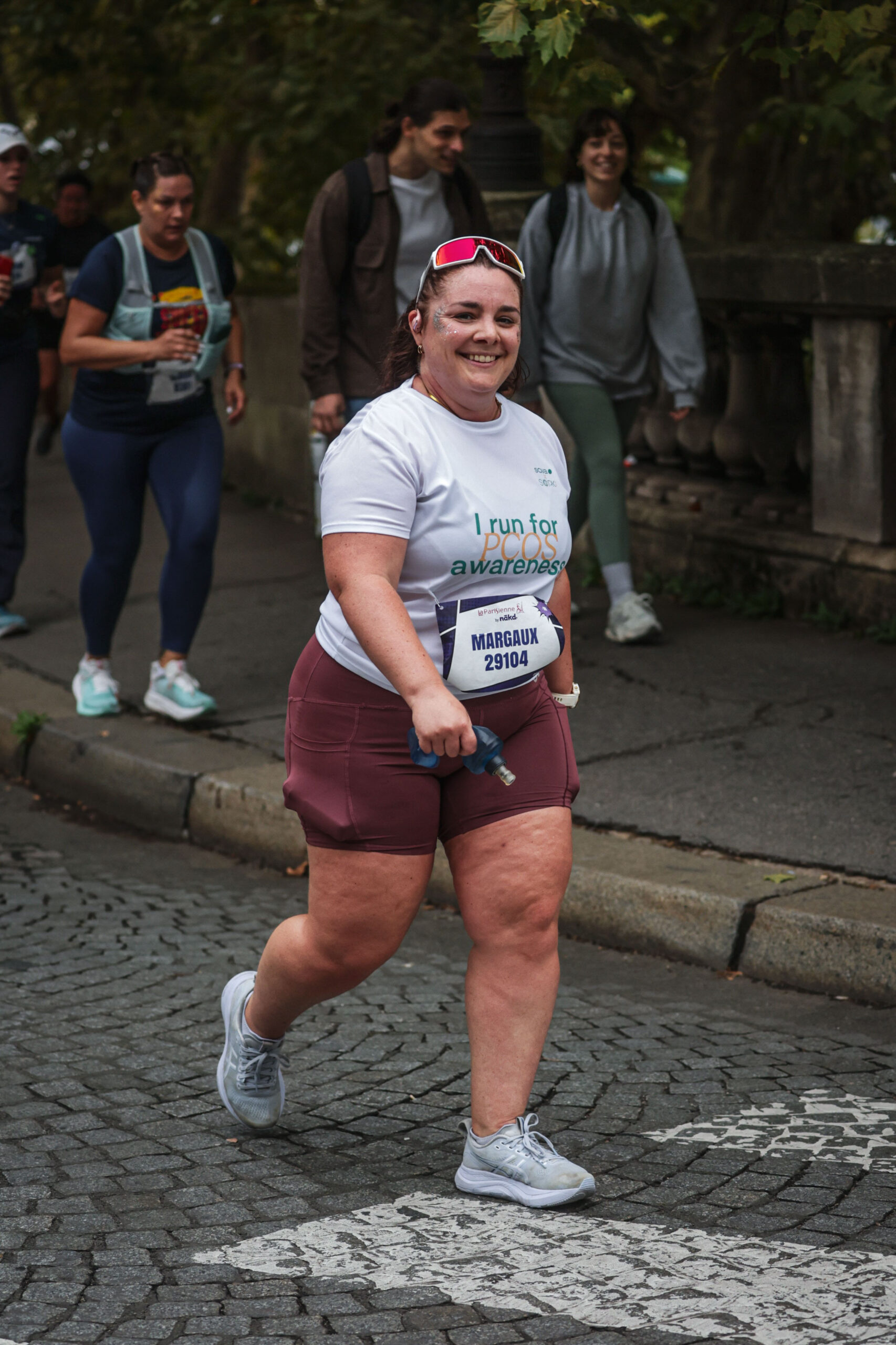 On entend souvent dire qu’il ne faudrait pas courir quand on a un SOPK, en raison de l’impact supposé du cardio sur le cortisol et le stress hormonal. Pourtant, les données scientifiques ne montrent pas que la course à pied est délétère en soi : c’est surtout l’excès d’intensité et le manque de récupération qui posent problème. Lorsqu’elle est bien dosée, la course peut au contraire soutenir la sensibilité à l’insuline, la santé métabolique et le bien-être global.