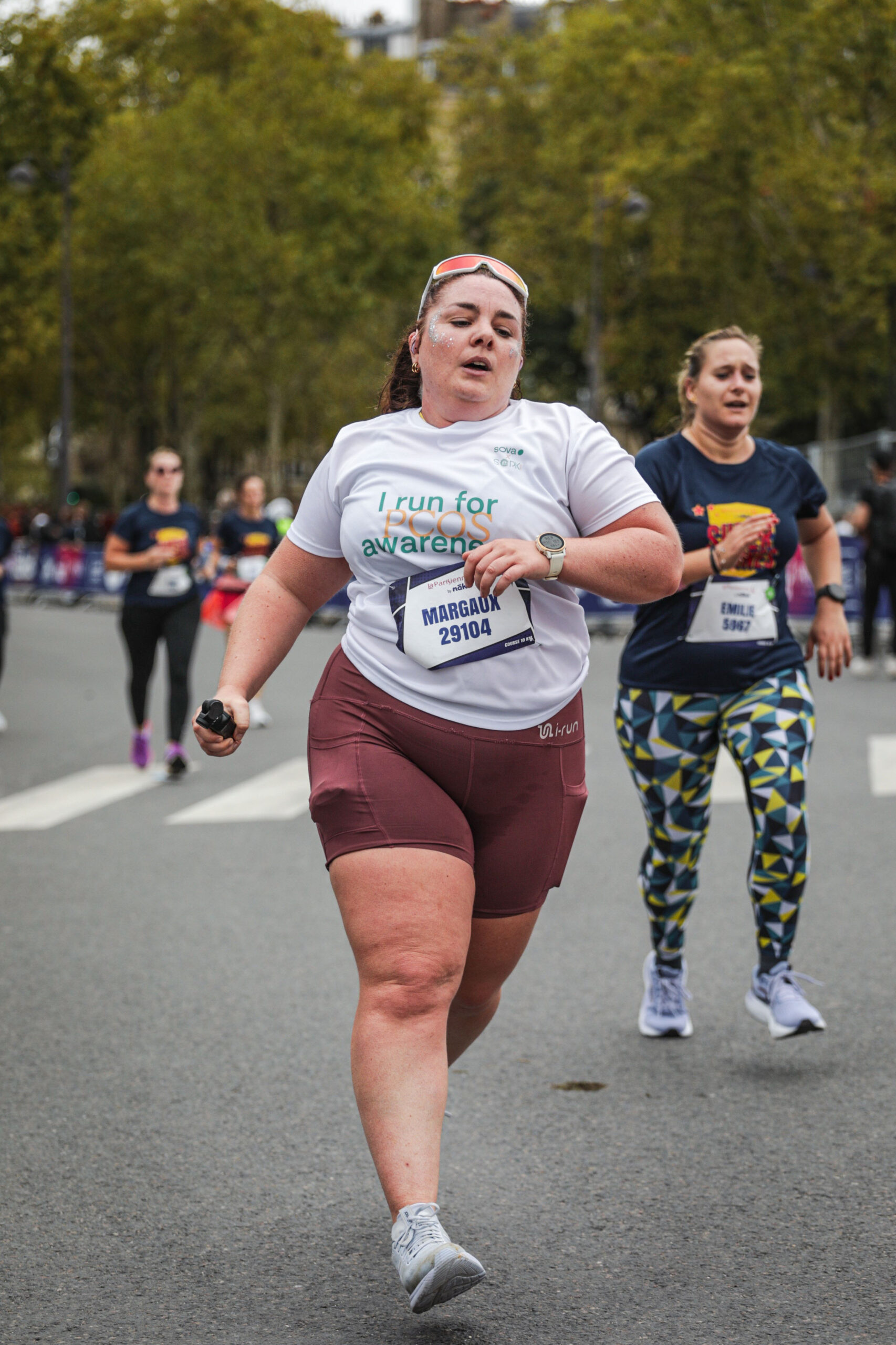On entend souvent dire qu’il ne faudrait pas courir quand on a un SOPK, en raison de l’impact supposé du cardio sur le cortisol et le stress hormonal. Pourtant, les données scientifiques ne montrent pas que la course à pied est délétère en soi : c’est surtout l’excès d’intensité et le manque de récupération qui posent problème. Lorsqu’elle est bien dosée, la course peut au contraire soutenir la sensibilité à l’insuline, la santé métabolique et le bien-être global.