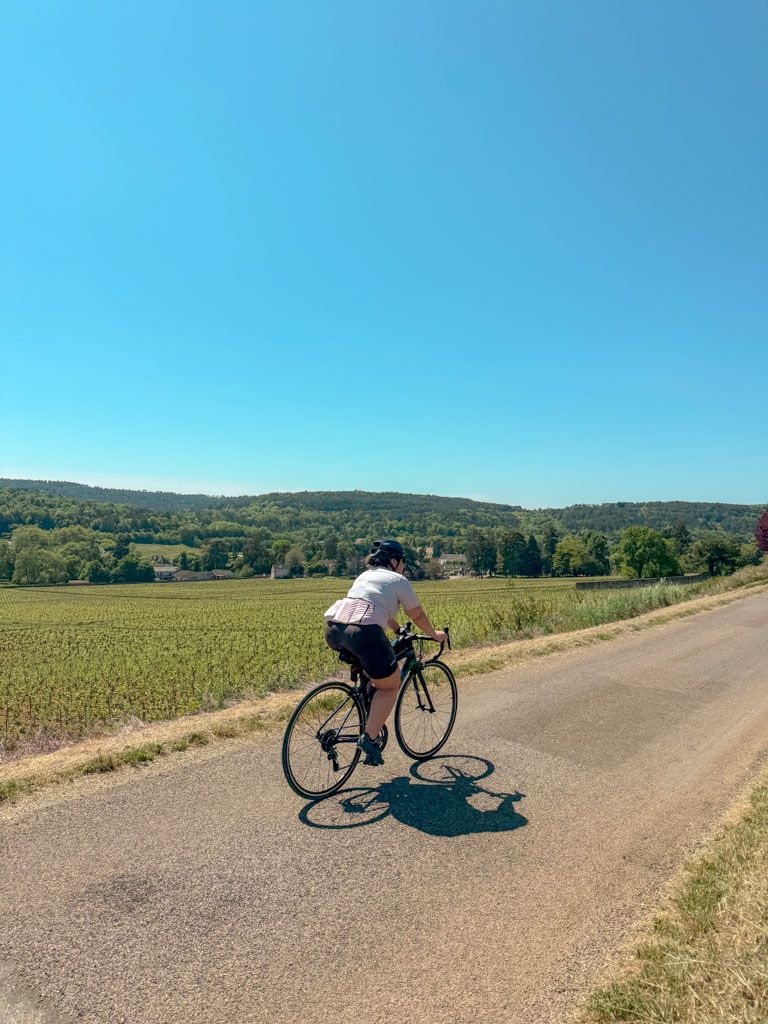 La FTP (Functional Threshold Power) correspond à la puissance moyenne maximale que tu peux maintenir pendant environ une heure sur ton vélo. Très utilisée en cyclisme et en triathlon, elle permet de mieux comprendre ses watts, gérer son effort et structurer son entraînement. Un repère utile pour progresser à vélo sans rouler toujours au hasard.