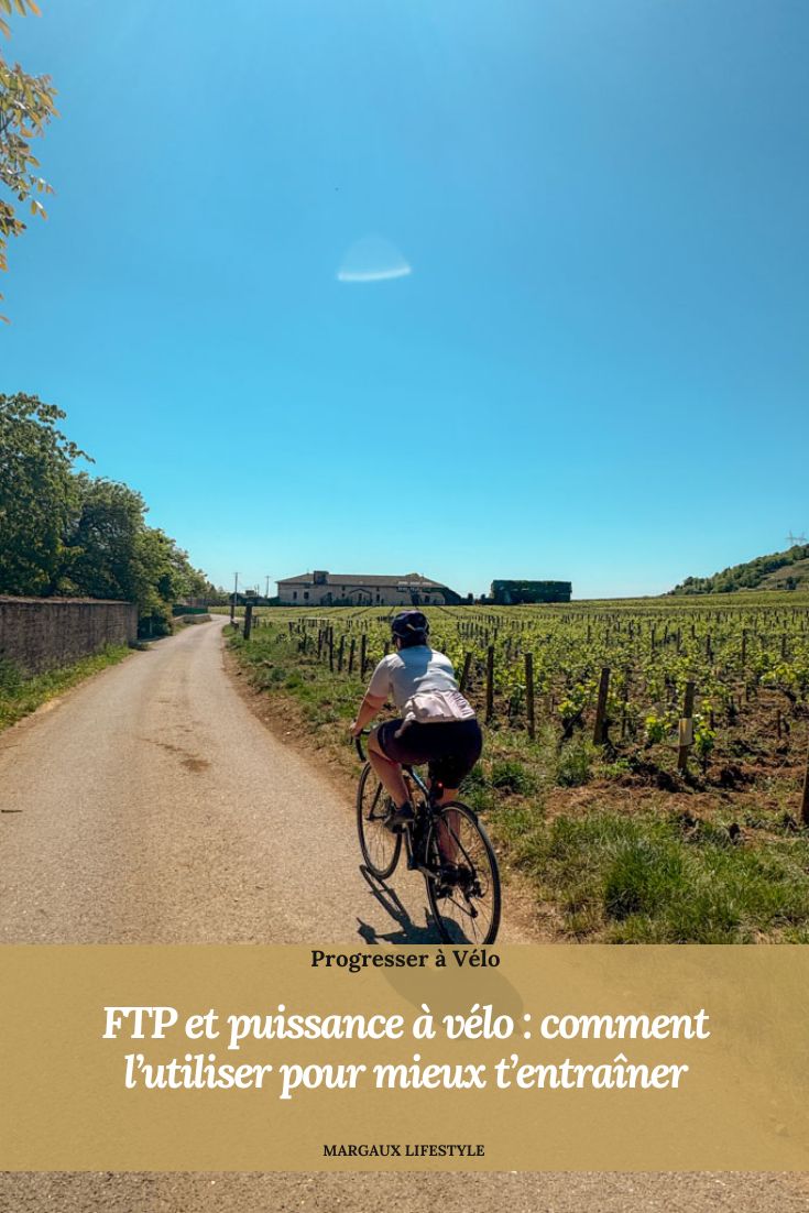 La FTP (Functional Threshold Power) correspond à la puissance moyenne maximale que tu peux maintenir pendant environ une heure sur ton vélo. Très utilisée en cyclisme et en triathlon, elle permet de mieux comprendre ses watts, gérer son effort et structurer son entraînement. Un repère utile pour progresser à vélo sans rouler toujours au hasard.