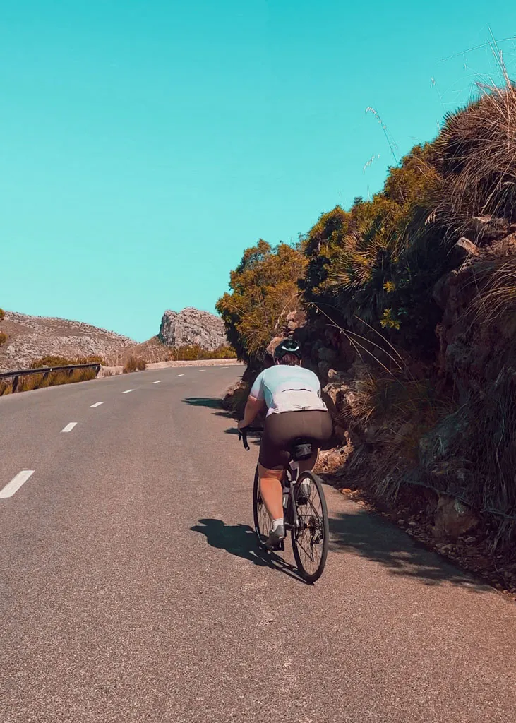Grimper un col à vélo quand on débute peut vite sembler décourageant tant les montées mettent le cardio, les jambes et le mental à rude épreuve. Entre une mauvaise gestion de l’effort, un braquet inadapté ou un manque d’expérience en montagne, il est facile d’exploser bien avant le sommet. Heureusement, mieux grimper à vélo s’apprend progressivement avec les bons repères, un entraînement adapté et beaucoup d’humilité.