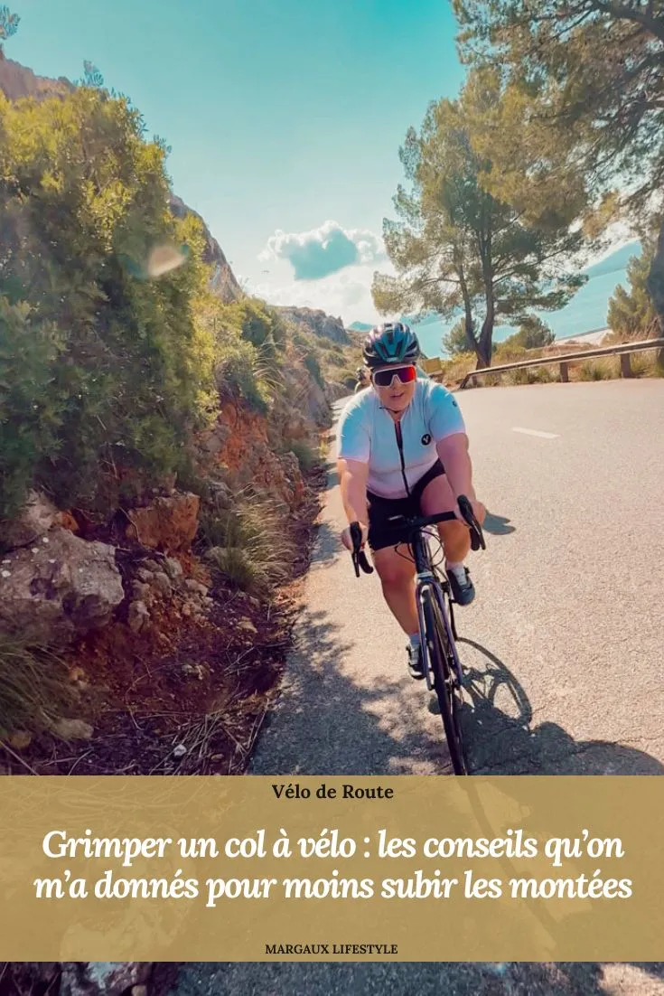 Grimper un col à vélo quand on débute peut vite sembler décourageant tant les montées mettent le cardio, les jambes et le mental à rude épreuve. Entre une mauvaise gestion de l’effort, un braquet inadapté ou un manque d’expérience en montagne, il est facile d’exploser bien avant le sommet. Heureusement, mieux grimper à vélo s’apprend progressivement avec les bons repères, un entraînement adapté et beaucoup d’humilité.