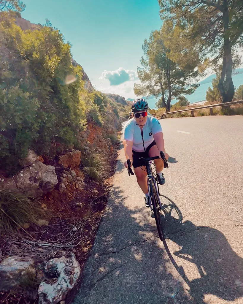 Grimper un col à vélo quand on débute peut vite sembler décourageant tant les montées mettent le cardio, les jambes et le mental à rude épreuve. Entre une mauvaise gestion de l’effort, un braquet inadapté ou un manque d’expérience en montagne, il est facile d’exploser bien avant le sommet. Heureusement, mieux grimper à vélo s’apprend progressivement avec les bons repères, un entraînement adapté et beaucoup d’humilité.