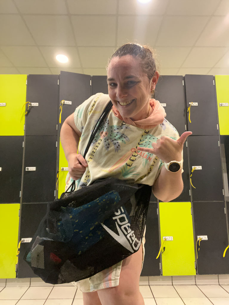 Pour commencer la natation, inutile d’investir dans un équipement ultra technique : un maillot de bain confortable, une bonne paire de lunettes, un bonnet et des tongs suffisent largement pour tes premières séances. Avec le temps, tu pourras éventuellement ajouter quelques accessoires de natation comme des palmes, un pull buoy ou un tuba frontal pour varier les entraînements et travailler ta technique. En natation, le matériel idéal n’est pas celui qui impressionne au bord du bassin, mais celui qui te donne envie de revenir nager sereinement.