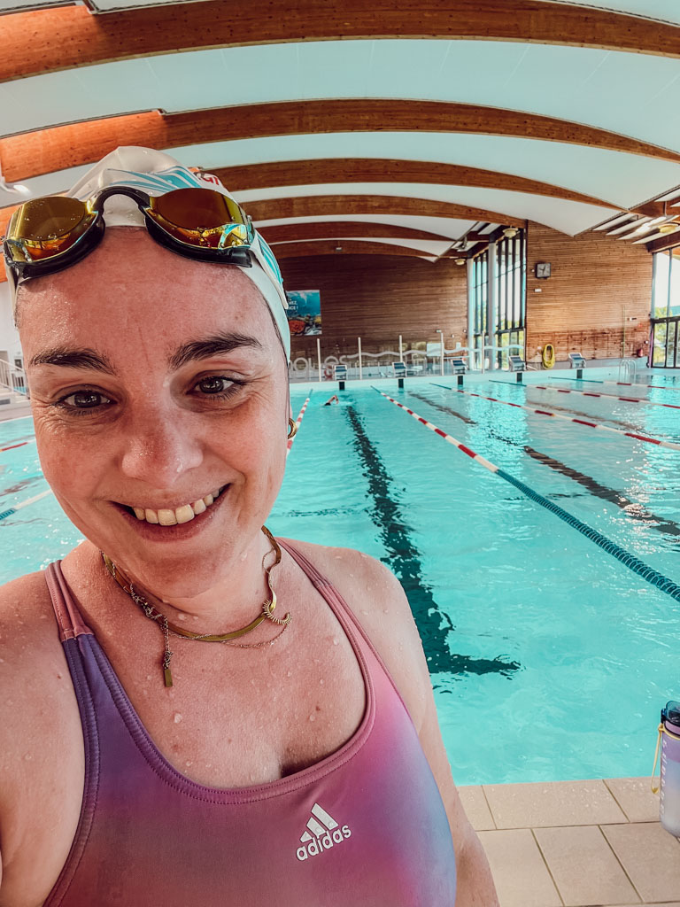 Pour commencer la natation, inutile d’investir dans un équipement ultra technique : un maillot de bain confortable, une bonne paire de lunettes, un bonnet et des tongs suffisent largement pour tes premières séances. Avec le temps, tu pourras éventuellement ajouter quelques accessoires de natation comme des palmes, un pull buoy ou un tuba frontal pour varier les entraînements et travailler ta technique. En natation, le matériel idéal n’est pas celui qui impressionne au bord du bassin, mais celui qui te donne envie de revenir nager sereinement.