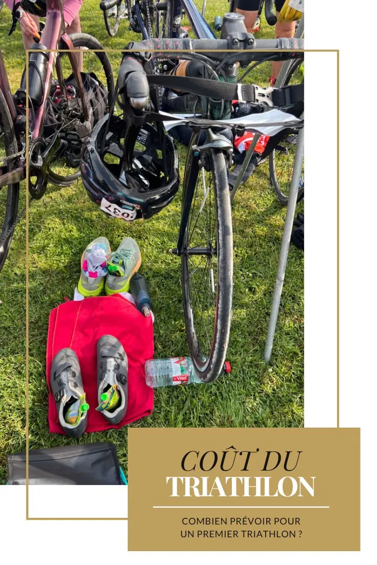 Le triathlon a la réputation d’être un sport coûteux, mais la réalité est plus nuancée. Si certaines dépenses peuvent rapidement faire grimper le budget, notamment côté vélo, il est tout à fait possible de participer à un premier triathlon avec un budget raisonnable en faisant les bons choix. Entre dossard, matériel obligatoire et accessoires utiles, mieux vaut distinguer l’indispensable du simple confort.