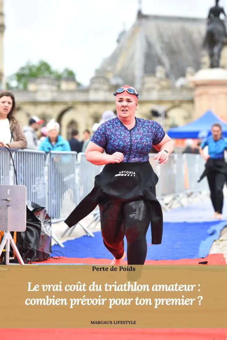 Le triathlon a la réputation d’être un sport coûteux, mais la réalité est plus nuancée. Si certaines dépenses peuvent rapidement faire grimper le budget, notamment côté vélo, il est tout à fait possible de participer à un premier triathlon avec un budget raisonnable en faisant les bons choix. Entre dossard, matériel obligatoire et accessoires utiles, mieux vaut distinguer l’indispensable du simple confort.