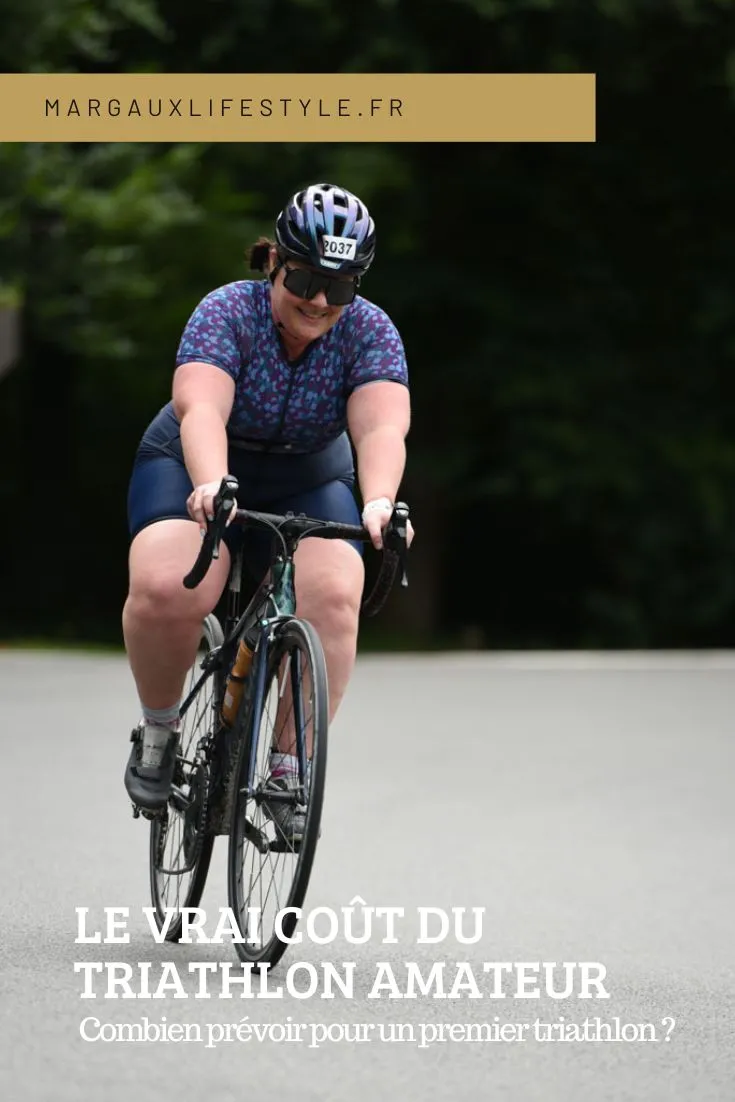 Le triathlon a la réputation d’être un sport coûteux, mais la réalité est plus nuancée. Si certaines dépenses peuvent rapidement faire grimper le budget, notamment côté vélo, il est tout à fait possible de participer à un premier triathlon avec un budget raisonnable en faisant les bons choix. Entre dossard, matériel obligatoire et accessoires utiles, mieux vaut distinguer l’indispensable du simple confort.