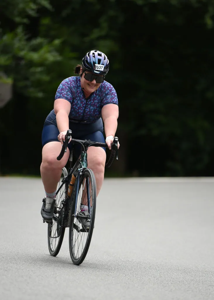 Le triathlon a la réputation d’être un sport coûteux, mais la réalité est plus nuancée. Si certaines dépenses peuvent rapidement faire grimper le budget, notamment côté vélo, il est tout à fait possible de participer à un premier triathlon avec un budget raisonnable en faisant les bons choix. Entre dossard, matériel obligatoire et accessoires utiles, mieux vaut distinguer l’indispensable du simple confort.