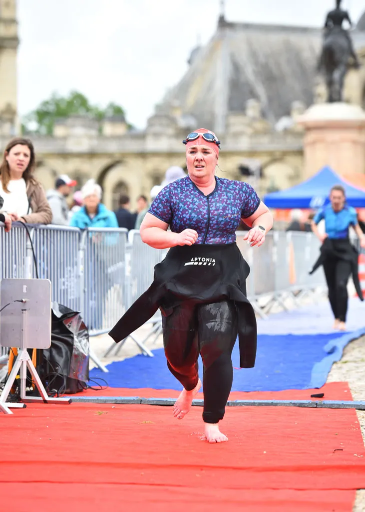 Le triathlon a la réputation d’être un sport coûteux, mais la réalité est plus nuancée. Si certaines dépenses peuvent rapidement faire grimper le budget, notamment côté vélo, il est tout à fait possible de participer à un premier triathlon avec un budget raisonnable en faisant les bons choix. Entre dossard, matériel obligatoire et accessoires utiles, mieux vaut distinguer l’indispensable du simple confort.