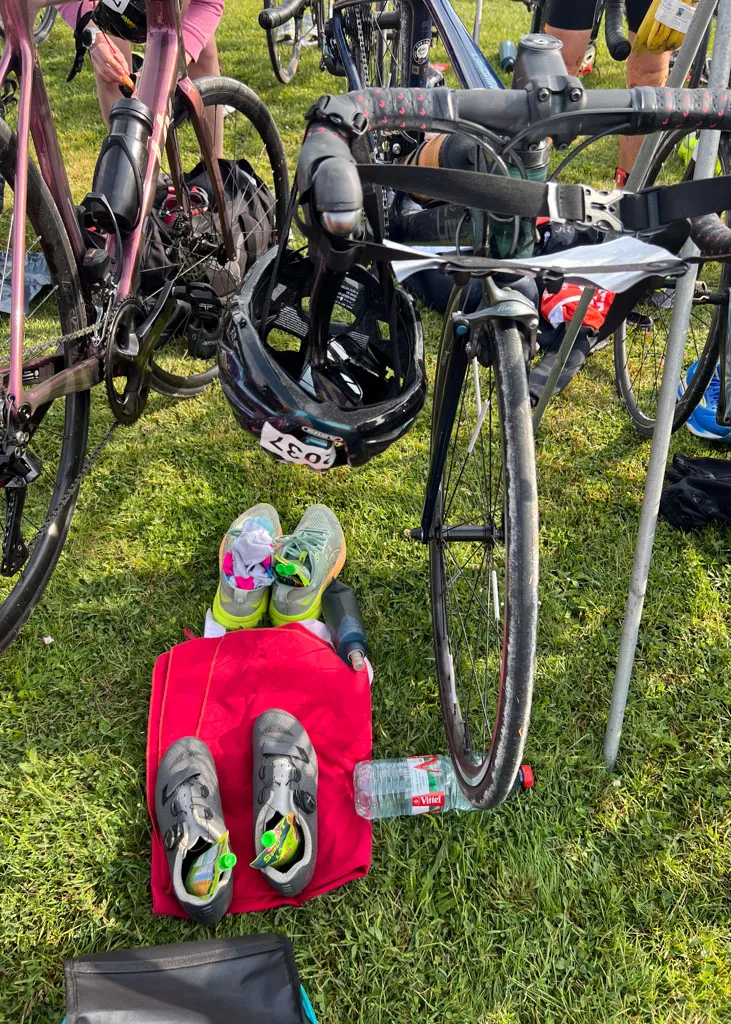 Le triathlon a la réputation d’être un sport coûteux, mais la réalité est plus nuancée. Si certaines dépenses peuvent rapidement faire grimper le budget, notamment côté vélo, il est tout à fait possible de participer à un premier triathlon avec un budget raisonnable en faisant les bons choix. Entre dossard, matériel obligatoire et accessoires utiles, mieux vaut distinguer l’indispensable du simple confort.