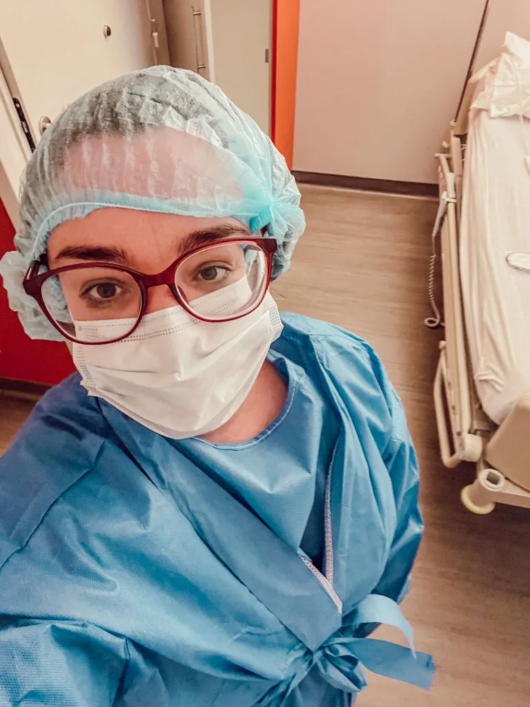 La chirurgie bariatrique, qu’il s’agisse d’une sleeve ou d’un bypass, comporte des risques qu’il est important de connaître avant de se lancer. Complications opératoires, anesthésie générale, déshydratation, reflux, carences nutritionnelles ou reprise de poids : les effets secondaires possibles existent, mais ils sont aujourd’hui bien identifiés et surveillés. Comprendre les vrais risques de la chirurgie bariatrique permet de prendre une décision éclairée, loin des discours alarmistes comme des promesses trop simplistes.