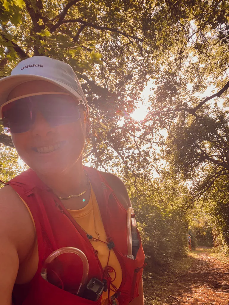 Quand il fait chaud, bien s’hydrater et bien se ravitailler devient essentiel pour continuer à pratiquer un sport d’endurance en sécurité. La chaleur augmente les pertes en eau et en électrolytes, accélère la fatigue et peut rendre l’effort beaucoup plus difficile à tolérer. Que tu partes courir ou rouler plusieurs heures à vélo, adapter ta stratégie nutritionnelle peut faire toute la différence entre une sortie agréable… et une vraie galère.