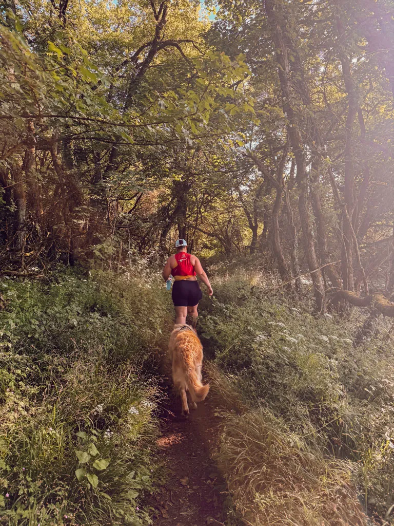 Quand il fait chaud, bien s’hydrater et bien se ravitailler devient essentiel pour continuer à pratiquer un sport d’endurance en sécurité. La chaleur augmente les pertes en eau et en électrolytes, accélère la fatigue et peut rendre l’effort beaucoup plus difficile à tolérer. Que tu partes courir ou rouler plusieurs heures à vélo, adapter ta stratégie nutritionnelle peut faire toute la différence entre une sortie agréable… et une vraie galère.