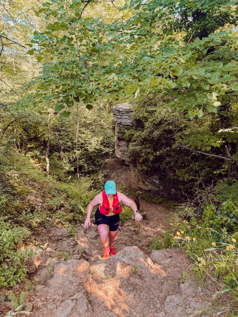 Quand il fait chaud, bien s’hydrater et bien se ravitailler devient essentiel pour continuer à pratiquer un sport d’endurance en sécurité. La chaleur augmente les pertes en eau et en électrolytes, accélère la fatigue et peut rendre l’effort beaucoup plus difficile à tolérer. Que tu partes courir ou rouler plusieurs heures à vélo, adapter ta stratégie nutritionnelle peut faire toute la différence entre une sortie agréable… et une vraie galère.