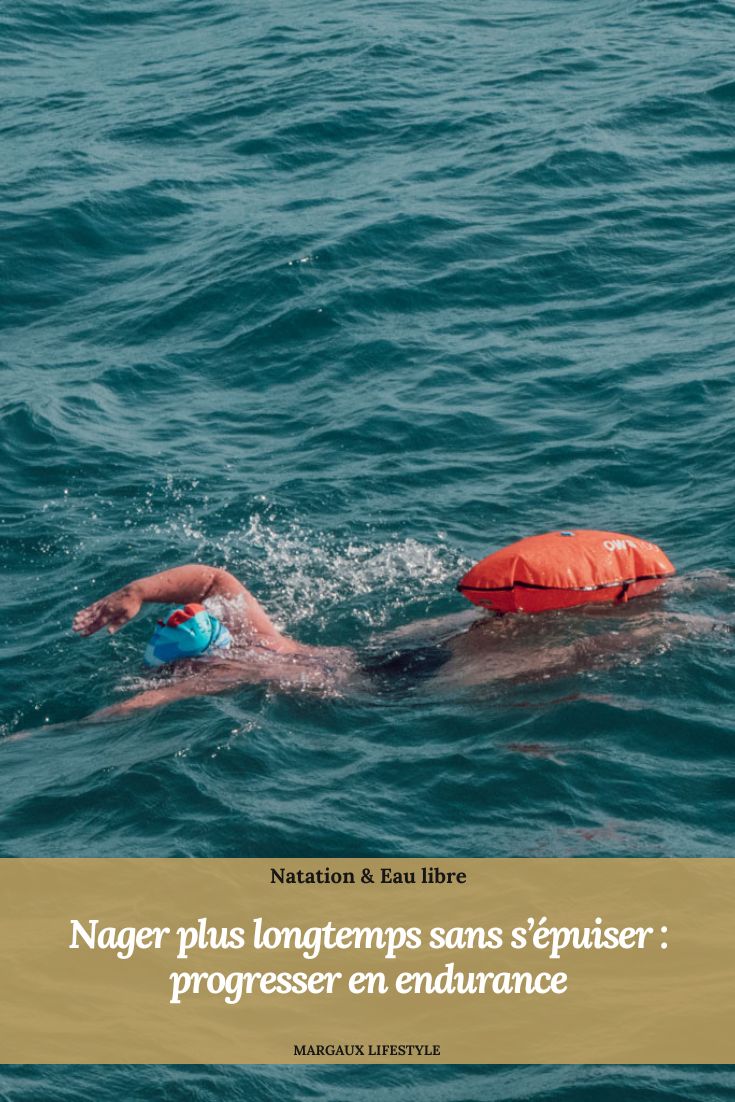 Améliorer son endurance en natation ne dépend pas de la force, mais de la capacité à gérer sa respiration, sa glisse et son rythme. En apprenant à nager plus lentement, à expirer correctement dans l’eau et à allonger ses mouvements, il devient possible de nager plus longtemps sans s’essouffler. Ces bases sont essentielles pour toute personne qui débute la natation ou prépare un premier triathlon.