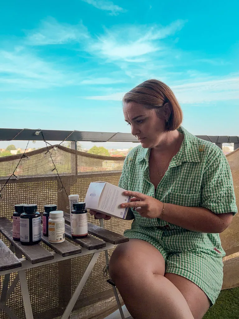 Recevoir un diagnostic de SOPK (désormais aussi appelé SMOP) peut être profondément déstabilisant. Entre les conseils contradictoires sur l’alimentation, les compléments alimentaires, le sport ou la gestion du stress, beaucoup de femmes ont l’impression de devoir transformer toute leur vie immédiatement sans savoir par où commencer. Ce sentiment d’être perdue, submergée et parfois même coupable est extrêmement fréquent face à un syndrome aussi complexe.