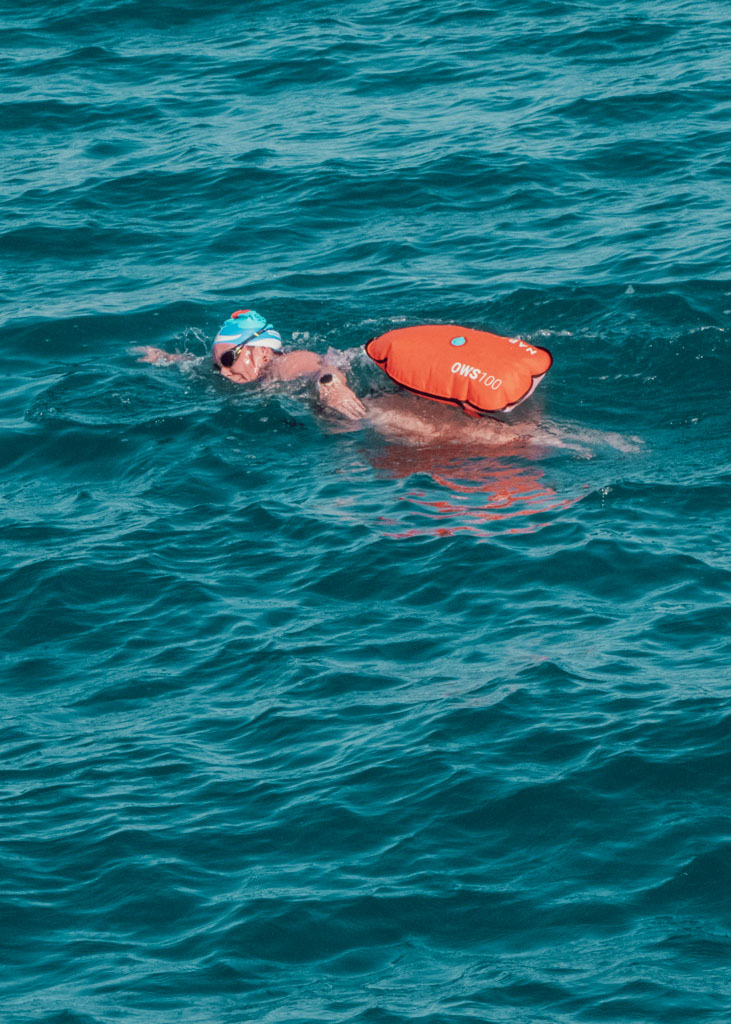 Améliorer son endurance en natation ne dépend pas de la force, mais de la capacité à gérer sa respiration, sa glisse et son rythme. En apprenant à nager plus lentement, à expirer correctement dans l’eau et à allonger ses mouvements, il devient possible de nager plus longtemps sans s’essouffler. Ces bases sont essentielles pour toute personne qui débute la natation ou prépare un premier triathlon.