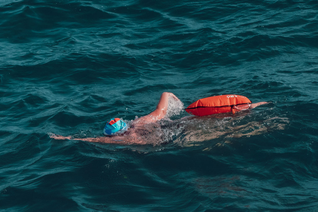 Améliorer son endurance en natation ne dépend pas de la force, mais de la capacité à gérer sa respiration, sa glisse et son rythme. En apprenant à nager plus lentement, à expirer correctement dans l’eau et à allonger ses mouvements, il devient possible de nager plus longtemps sans s’essouffler. Ces bases sont essentielles pour toute personne qui débute la natation ou prépare un premier triathlon.