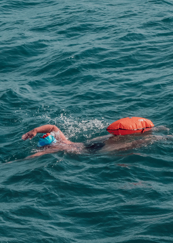Améliorer son endurance en natation ne dépend pas de la force, mais de la capacité à gérer sa respiration, sa glisse et son rythme. En apprenant à nager plus lentement, à expirer correctement dans l’eau et à allonger ses mouvements, il devient possible de nager plus longtemps sans s’essouffler. Ces bases sont essentielles pour toute personne qui débute la natation ou prépare un premier triathlon.
