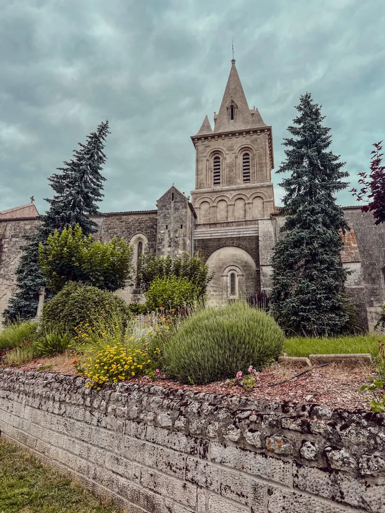 Tu prépares une cure thermale à Jonzac et tu te demandes comment occuper tes après-midis sans voiture ? Entre le centre historique de Jonzac, les promenades le long de la Seugne, les excursions en train à Pons ou Royan et les sorties vélo dans la campagne de Haute-Saintonge, les possibilités ne manquent pas. Voici mon retour d'expérience après une semaine passée à Jonzac pour découvrir les soins de phlébologie de la Chaîne Thermale du Soleil.