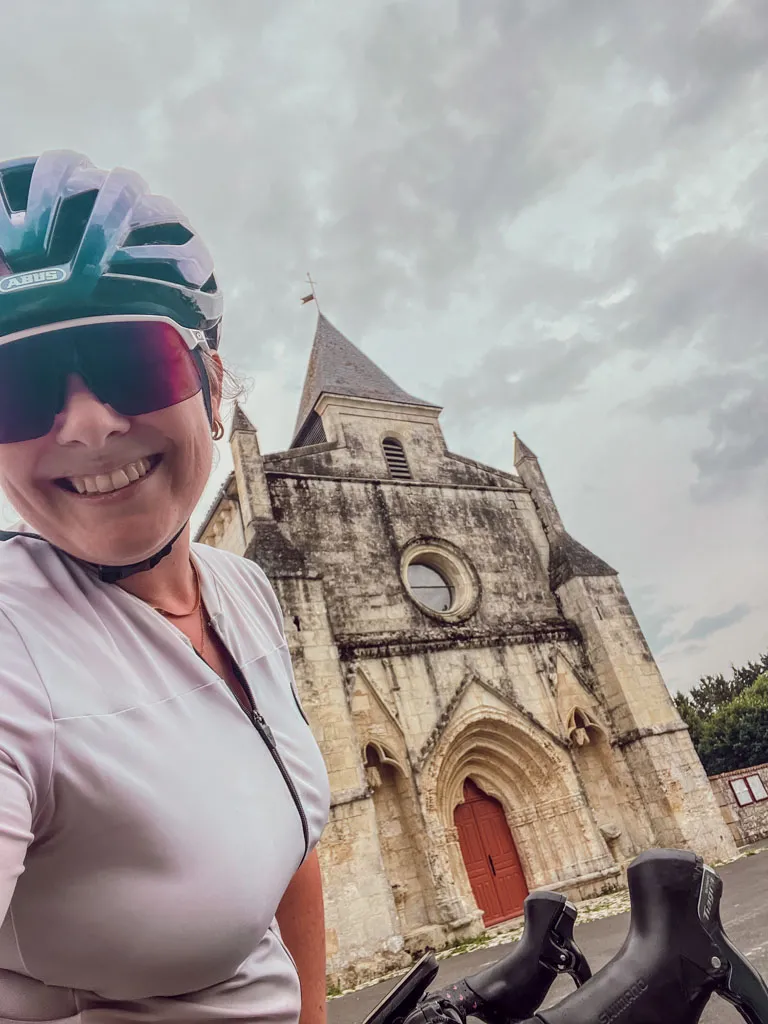 Tu prépares une cure thermale à Jonzac et tu te demandes comment occuper tes après-midis sans voiture ? Entre le centre historique de Jonzac, les promenades le long de la Seugne, les excursions en train à Pons ou Royan et les sorties vélo dans la campagne de Haute-Saintonge, les possibilités ne manquent pas. Voici mon retour d'expérience après une semaine passée à Jonzac pour découvrir les soins de phlébologie de la Chaîne Thermale du Soleil.