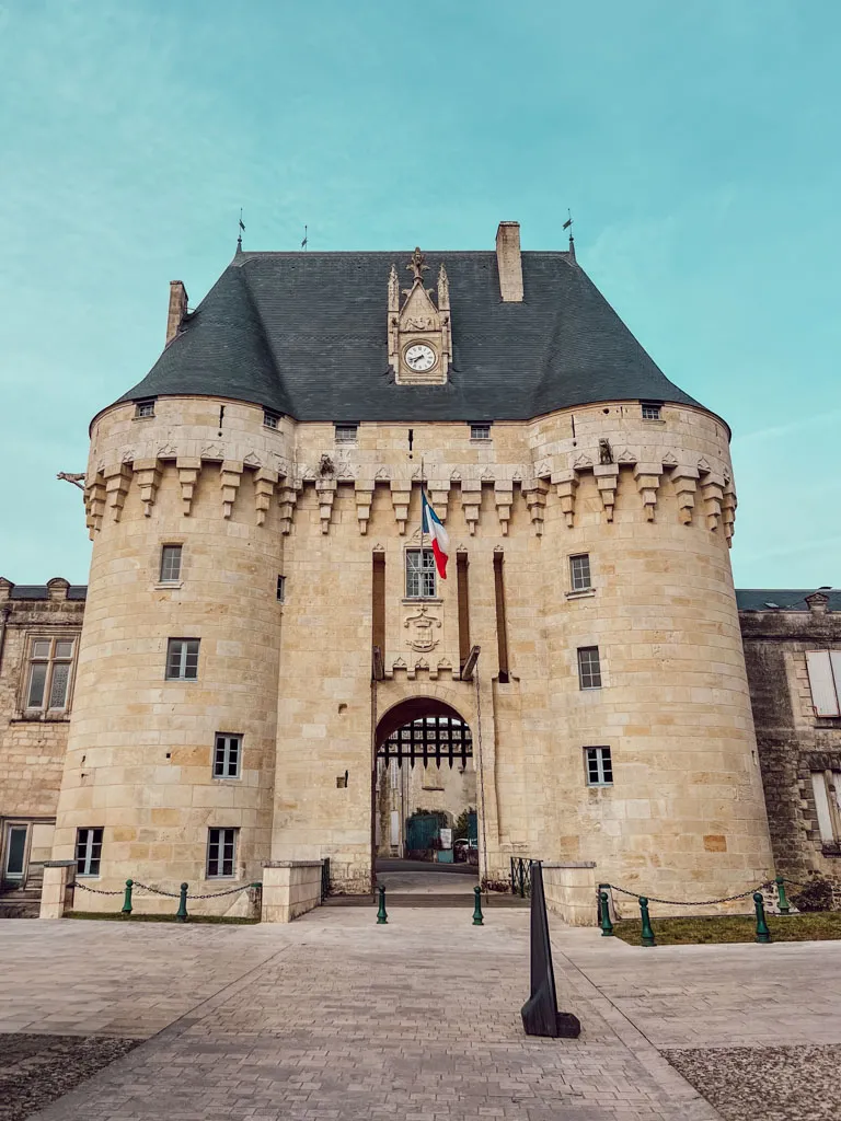 Tu prépares une cure thermale à Jonzac et tu te demandes comment occuper tes après-midis sans voiture ? Entre le centre historique de Jonzac, les promenades le long de la Seugne, les excursions en train à Pons ou Royan et les sorties vélo dans la campagne de Haute-Saintonge, les possibilités ne manquent pas. Voici mon retour d'expérience après une semaine passée à Jonzac pour découvrir les soins de phlébologie de la Chaîne Thermale du Soleil.
