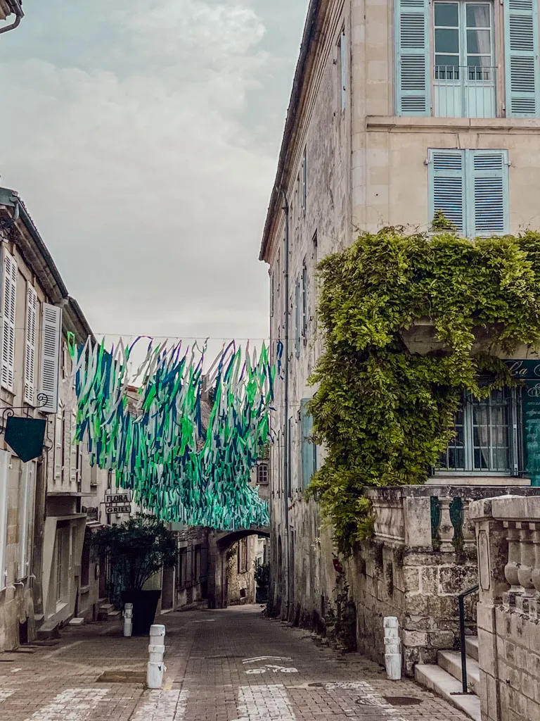 Tu prépares une cure thermale à Jonzac et tu te demandes comment occuper tes après-midis sans voiture ? Entre le centre historique de Jonzac, les promenades le long de la Seugne, les excursions en train à Pons ou Royan et les sorties vélo dans la campagne de Haute-Saintonge, les possibilités ne manquent pas. Voici mon retour d'expérience après une semaine passée à Jonzac pour découvrir les soins de phlébologie de la Chaîne Thermale du Soleil.