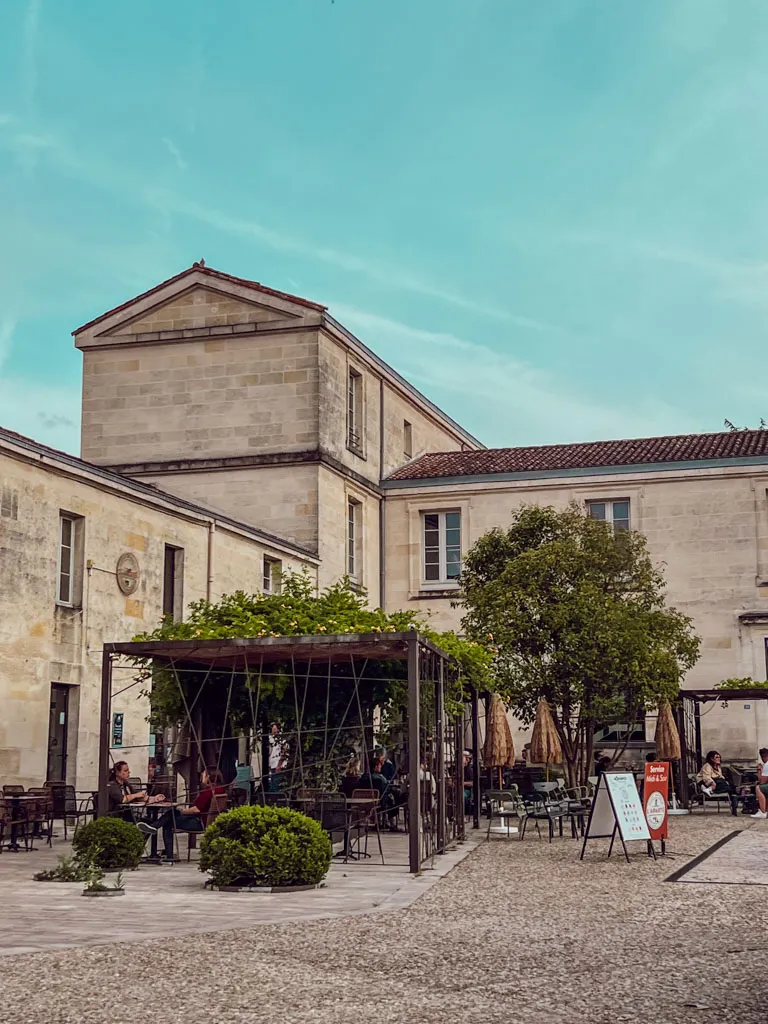 Tu prépares une cure thermale à Jonzac et tu te demandes comment occuper tes après-midis sans voiture ? Entre le centre historique de Jonzac, les promenades le long de la Seugne, les excursions en train à Pons ou Royan et les sorties vélo dans la campagne de Haute-Saintonge, les possibilités ne manquent pas. Voici mon retour d'expérience après une semaine passée à Jonzac pour découvrir les soins de phlébologie de la Chaîne Thermale du Soleil.