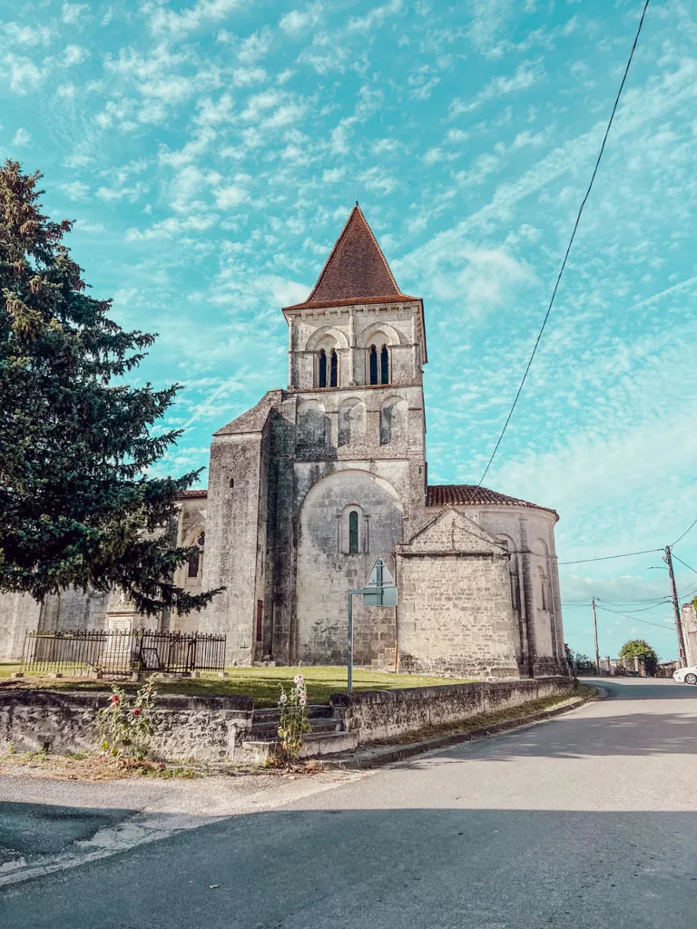 Tu prépares une cure thermale à Jonzac et tu te demandes comment occuper tes après-midis sans voiture ? Entre le centre historique de Jonzac, les promenades le long de la Seugne, les excursions en train à Pons ou Royan et les sorties vélo dans la campagne de Haute-Saintonge, les possibilités ne manquent pas. Voici mon retour d'expérience après une semaine passée à Jonzac pour découvrir les soins de phlébologie de la Chaîne Thermale du Soleil.