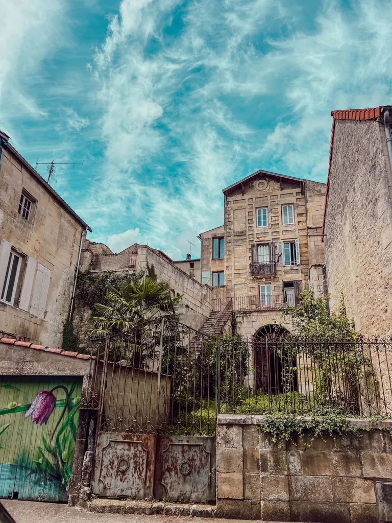 Tu prépares une cure thermale à Jonzac et tu te demandes comment occuper tes après-midis sans voiture ? Entre le centre historique de Jonzac, les promenades le long de la Seugne, les excursions en train à Pons ou Royan et les sorties vélo dans la campagne de Haute-Saintonge, les possibilités ne manquent pas. Voici mon retour d'expérience après une semaine passée à Jonzac pour découvrir les soins de phlébologie de la Chaîne Thermale du Soleil.