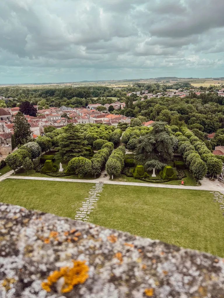 Tu prépares une cure thermale à Jonzac et tu te demandes comment occuper tes après-midis sans voiture ? Entre le centre historique de Jonzac, les promenades le long de la Seugne, les excursions en train à Pons ou Royan et les sorties vélo dans la campagne de Haute-Saintonge, les possibilités ne manquent pas. Voici mon retour d'expérience après une semaine passée à Jonzac pour découvrir les soins de phlébologie de la Chaîne Thermale du Soleil.