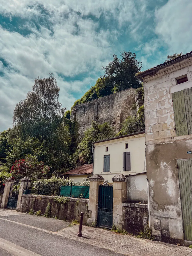 Tu prépares une cure thermale à Jonzac et tu te demandes comment occuper tes après-midis sans voiture ? Entre le centre historique de Jonzac, les promenades le long de la Seugne, les excursions en train à Pons ou Royan et les sorties vélo dans la campagne de Haute-Saintonge, les possibilités ne manquent pas. Voici mon retour d'expérience après une semaine passée à Jonzac pour découvrir les soins de phlébologie de la Chaîne Thermale du Soleil.