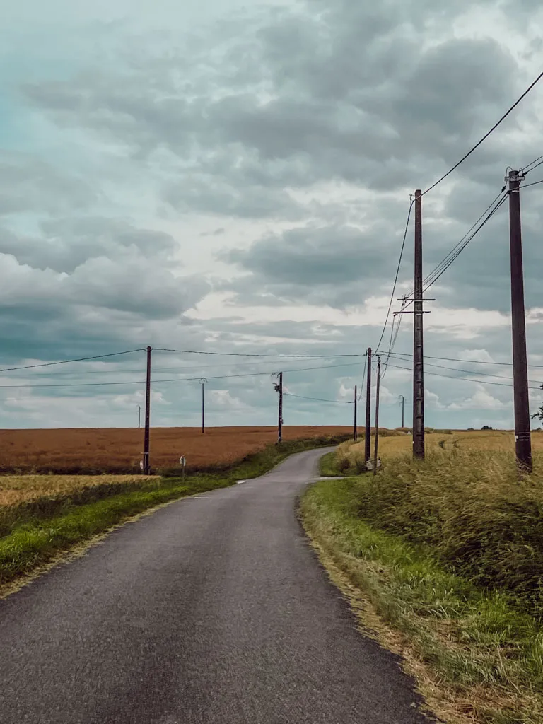 Tu prépares une cure thermale à Jonzac et tu te demandes comment occuper tes après-midis sans voiture ? Entre le centre historique de Jonzac, les promenades le long de la Seugne, les excursions en train à Pons ou Royan et les sorties vélo dans la campagne de Haute-Saintonge, les possibilités ne manquent pas. Voici mon retour d'expérience après une semaine passée à Jonzac pour découvrir les soins de phlébologie de la Chaîne Thermale du Soleil.