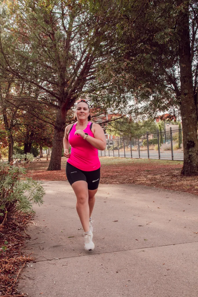 La perte d’endurance après un arrêt du sport est progressive : quelques jours sans entraînement ne suffisent pas à effacer les adaptations cardiovasculaires et musculaires acquises au fil des mois. Après environ deux semaines d’arrêt complet, certaines modifications peuvent commencer à devenir mesurables, notamment au niveau de la VO₂max, tandis qu’un désentraînement plus long entraîne généralement une diminution plus importante de la condition physique. La vitesse à laquelle nous pouvons perdre notre cardio dépend toutefois de nombreux facteurs, comme notre niveau initial, notre historique sportif, la durée de la pause et le maintien éventuel d’autres activités d’endurance.