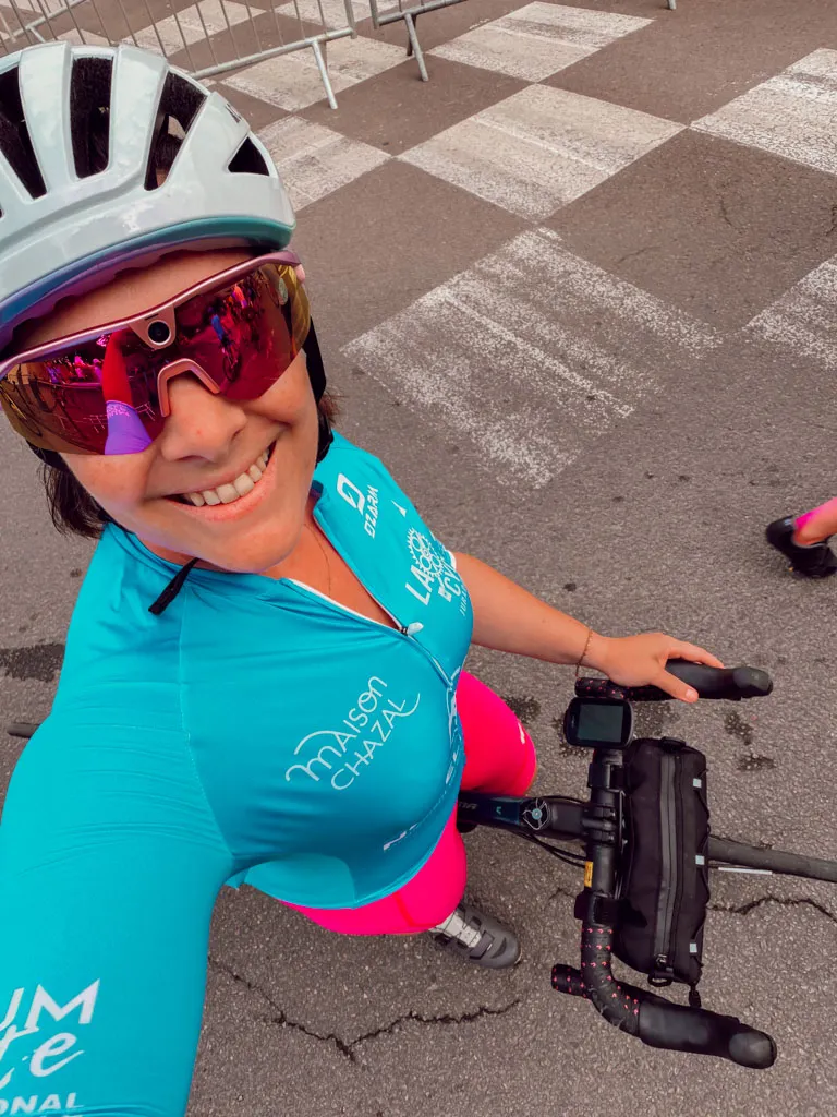 Participer à une première cyclosportive est souvent aussi excitant qu'impressionnant. Pour relever ce défi, j'ai choisi le Petit Plateau de la Cyclo Juradorienne, un parcours de 71 km et 750 m de dénivelé positif au départ de Dole. Voici mon retour d'expérience complet sur cette épreuve, son niveau de difficulté, son organisation et les raisons pour lesquelles je la recommande aux cyclistes qui souhaitent se lancer.