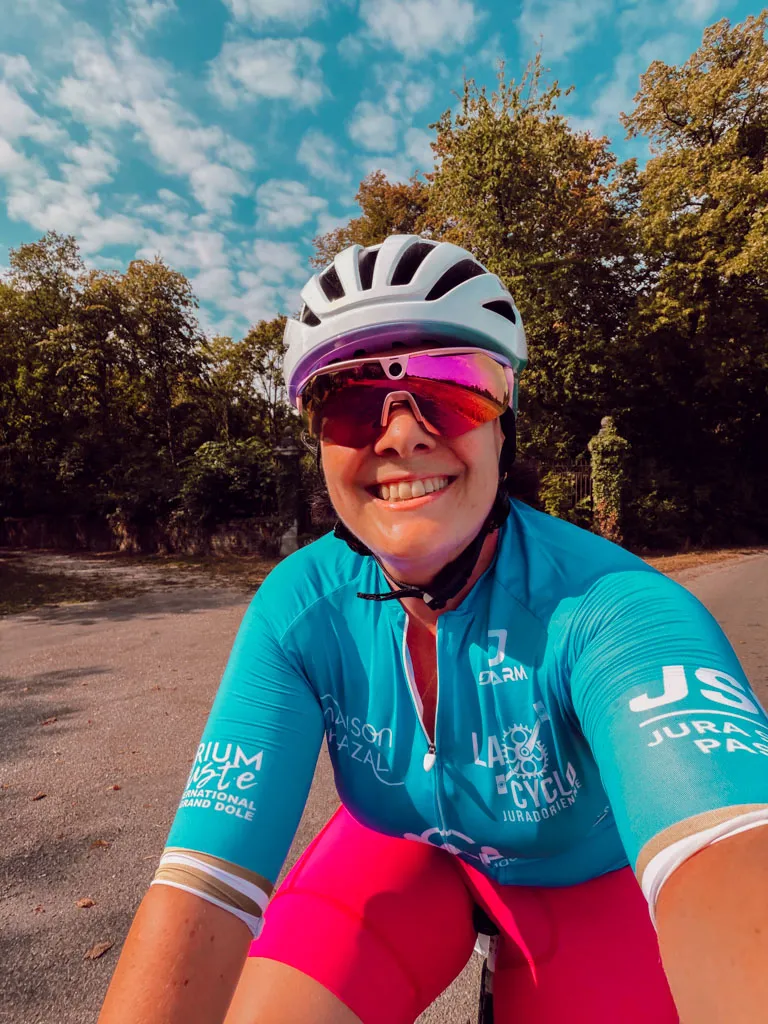 Participer à une première cyclosportive est souvent aussi excitant qu'impressionnant. Pour relever ce défi, j'ai choisi le Petit Plateau de la Cyclo Juradorienne, un parcours de 71 km et 750 m de dénivelé positif au départ de Dole. Voici mon retour d'expérience complet sur cette épreuve, son niveau de difficulté, son organisation et les raisons pour lesquelles je la recommande aux cyclistes qui souhaitent se lancer.