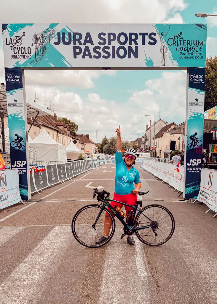Participer à une première cyclosportive est souvent aussi excitant qu'impressionnant. Pour relever ce défi, j'ai choisi le Petit Plateau de la Cyclo Juradorienne, un parcours de 71 km et 750 m de dénivelé positif au départ de Dole. Voici mon retour d'expérience complet sur cette épreuve, son niveau de difficulté, son organisation et les raisons pour lesquelles je la recommande aux cyclistes qui souhaitent se lancer.