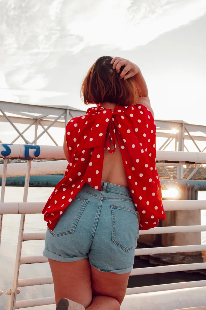 On nous encourage sans cesse à devenir une « meilleure version de nous-mêmes », comme si la personne que nous étions aujourd’hui était encore un brouillon à perfectionner. À la rentrée, cette injonction prend souvent la forme de nouvelles résolutions, de routines et d’objectifs censés nous rendre plus sportives, plus organisées, plus productives ou plus disciplinées. Et si nous pouvions continuer à évoluer, à avoir des projets et à changer certaines choses dans notre vie sans considérer que notre version actuelle a constamment besoin d’être améliorée ?