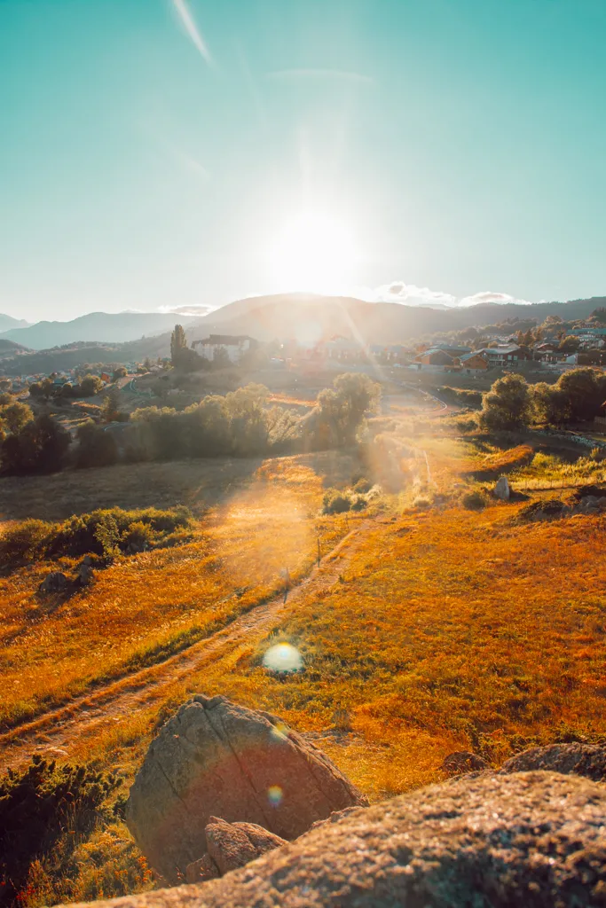 Tu cherches que faire à Font-Romeu en été ? Entre les plus belles randonnées de Haute-Cerdagne, les sorties vélo, les villages de montagne, les lacs d'altitude et les activités incontournables, cette station des Pyrénées-Orientales est une destination idéale pour les amoureux de nature. Dans ce guide, je partage tous mes conseils et mes itinéraires pour préparer ton séjour et découvrir Font-Romeu autrement.