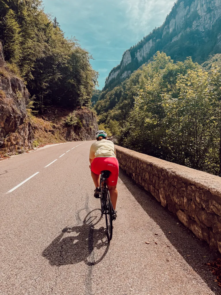 Avoir mal aux fesses à vélo peut s’expliquer par la pression exercée sur les ischions, les frottements, une selle inadaptée, la position sur le vélo ou simplement une augmentation importante du temps passé à pédaler. Même un bon cuissard de vélo ne suffit pas toujours à éviter les douleurs si la selle ne correspond pas à tes appuis ou si certains réglages modifient la répartition des pressions. Pour ne plus avoir mal aux fesses à vélo, il faut donc commencer par identifier le type de douleur avant d’agir sur le matériel, la position ou la progressivité des sorties.