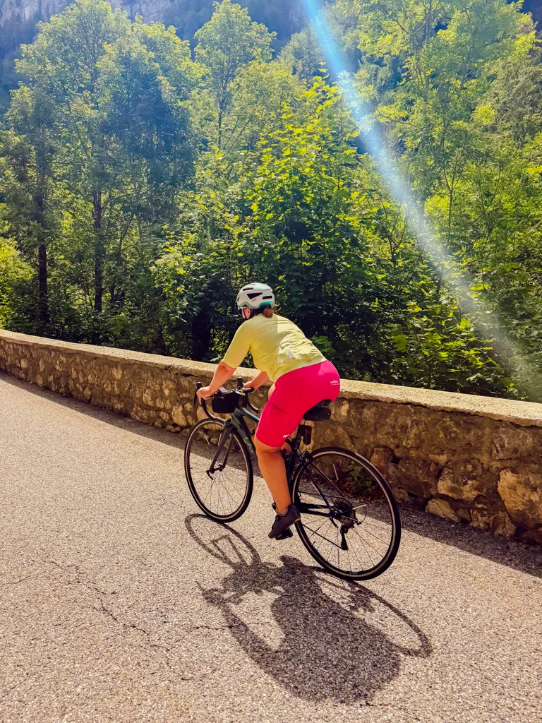 Avoir mal aux fesses à vélo peut s’expliquer par la pression exercée sur les ischions, les frottements, une selle inadaptée, la position sur le vélo ou simplement une augmentation importante du temps passé à pédaler. Même un bon cuissard de vélo ne suffit pas toujours à éviter les douleurs si la selle ne correspond pas à tes appuis ou si certains réglages modifient la répartition des pressions. Pour ne plus avoir mal aux fesses à vélo, il faut donc commencer par identifier le type de douleur avant d’agir sur le matériel, la position ou la progressivité des sorties.