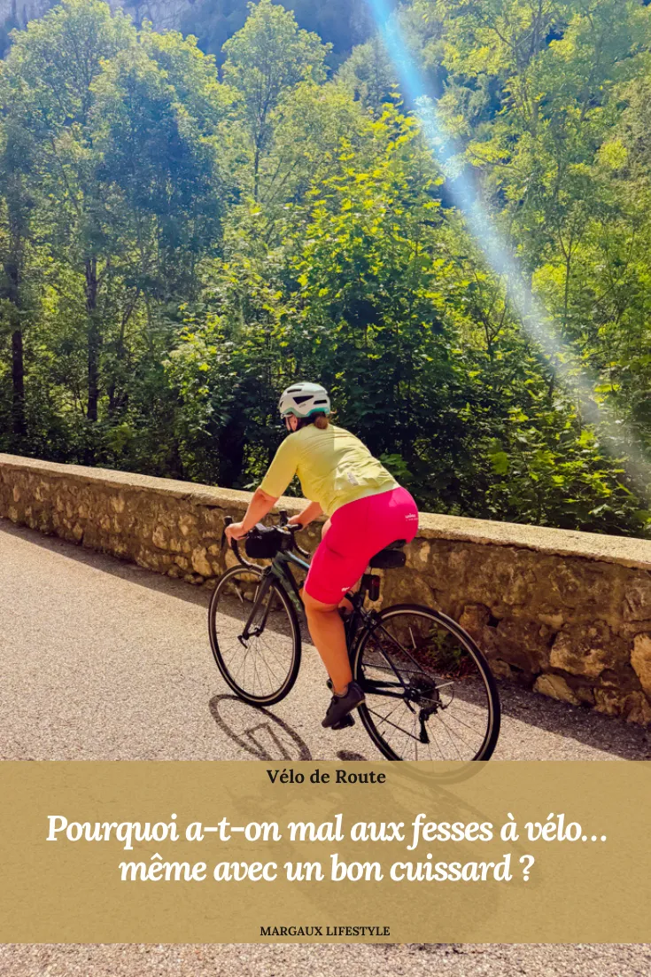 Avoir mal aux fesses à vélo peut s’expliquer par la pression exercée sur les ischions, les frottements, une selle inadaptée, la position sur le vélo ou simplement une augmentation importante du temps passé à pédaler. Même un bon cuissard de vélo ne suffit pas toujours à éviter les douleurs si la selle ne correspond pas à tes appuis ou si certains réglages modifient la répartition des pressions. Pour ne plus avoir mal aux fesses à vélo, il faut donc commencer par identifier le type de douleur avant d’agir sur le matériel, la position ou la progressivité des sorties.