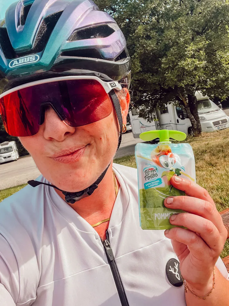 Le sucre est souvent présenté comme le mal absolu. Pourtant, il suffit d'observer un marathon, un trail, un triathlon ou une longue sortie vélo pour voir les sportifs d'endurance consommer des gels énergétiques, des boissons sucrées, des bonbons ou même du Coca. Cette contradiction n'en est pas une : pendant un effort prolongé, le sucre n'est plus une gourmandise ultra néfaste pour ton organisme et ta santé, il devient un carburant indispensable pour alimenter les muscles et retarder la fatigue.