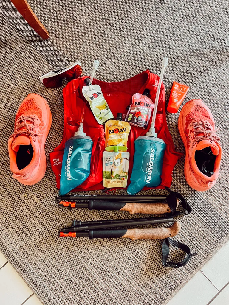 Le sucre est souvent présenté comme le mal absolu. Pourtant, il suffit d'observer un marathon, un trail, un triathlon ou une longue sortie vélo pour voir les sportifs d'endurance consommer des gels énergétiques, des boissons sucrées, des bonbons ou même du Coca. Cette contradiction n'en est pas une : pendant un effort prolongé, le sucre n'est plus une gourmandise ultra néfaste pour ton organisme et ta santé, il devient un carburant indispensable pour alimenter les muscles et retarder la fatigue.