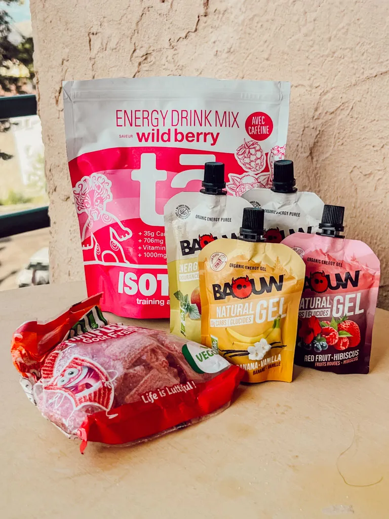 Le sucre est souvent présenté comme le mal absolu. Pourtant, il suffit d'observer un marathon, un trail, un triathlon ou une longue sortie vélo pour voir les sportifs d'endurance consommer des gels énergétiques, des boissons sucrées, des bonbons ou même du Coca. Cette contradiction n'en est pas une : pendant un effort prolongé, le sucre n'est plus une gourmandise ultra néfaste pour ton organisme et ta santé, il devient un carburant indispensable pour alimenter les muscles et retarder la fatigue.