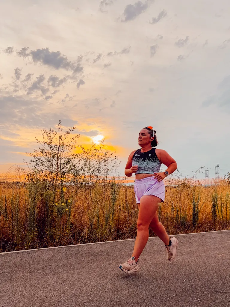 Quand les températures grimpent, il est fréquent d'avoir un cardio plus élevé en courant, même sans augmenter son allure. La chaleur oblige ton organisme à fournir un effort supplémentaire pour réguler sa température, ce qui entraîne naturellement une augmentation de la fréquence cardiaque et peut accentuer la dérive cardiaque au fil de la séance. Cela ne signifie pas forcément que tu régresses : en été, ralentir permet souvent de conserver la bonne intensité d'entraînement malgré la chaleur.