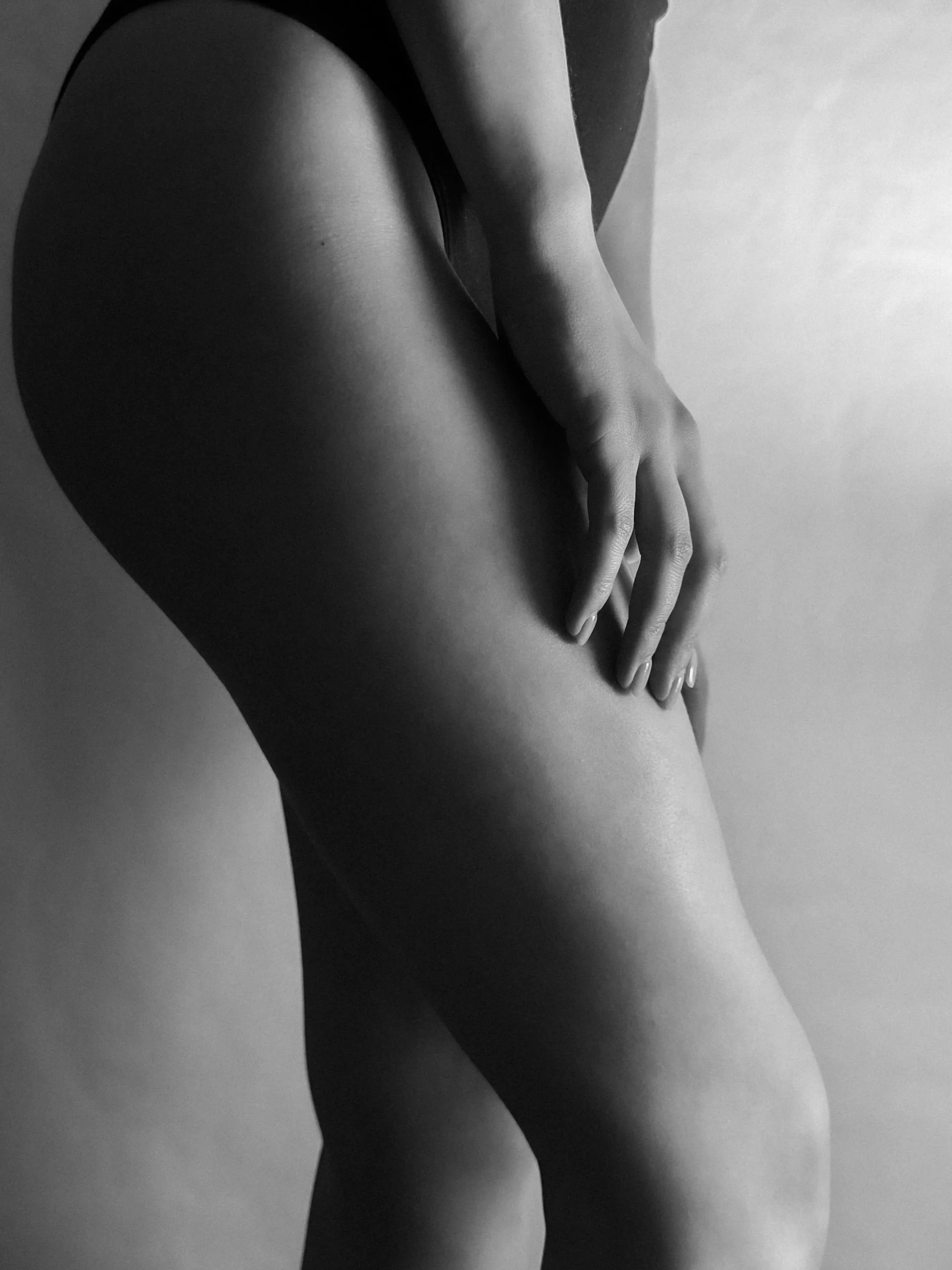 Le lipœdème est une maladie chronique caractérisée par une accumulation anormale et disproportionnée de tissu adipeux, principalement au niveau des jambes et parfois des bras, pouvant notamment provoquer douleurs, lourdeurs et ecchymoses. Son traitement repose sur une prise en charge adaptée aux symptômes, qui peut associer activité physique, compression, alimentation équilibrée et, dans certaines situations, chirurgie, sans qu'il existe aujourd'hui de traitement permettant de guérir définitivement la maladie. Entre sport supposément interdit, régime anti-inflammatoire obligatoire, perte de poids et drainages présentés comme indispensables, de nombreuses idées reçues sur le lipœdème circulent encore et méritent donc d'être confrontées aux connaissances scientifiques actuelles.