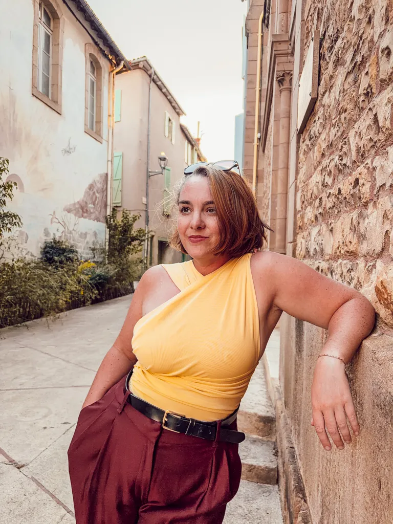 Vivre avec l'anxiété, c'est parfois passer énormément de temps à anticiper tout ce qui pourrait mal se passer dans l'espoir d'être prête à y faire face. Entre les scénarios catastrophes, les conversations que l'on rejoue dans sa tête et ce besoin de prévoir un plan B pour chaque situation, cette recherche permanente de contrôle peut devenir particulièrement épuisante. Et si l'enjeu n'était pas de réussir à tout prévoir, mais d'apprendre progressivement à se faire confiance lorsque l'imprévu finit réellement par arriver ?