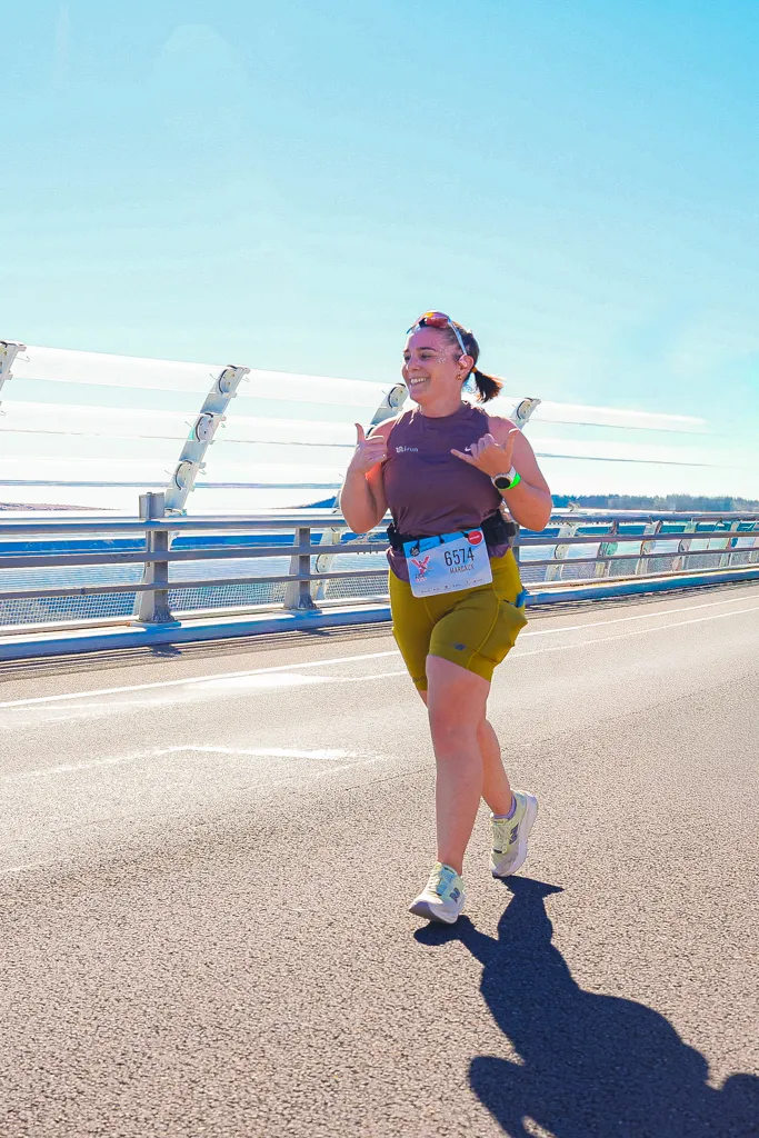 J’ai participé à la Course Eiffage du Viaduc de Millau 2026, une épreuve de 23,7 km et 450 m de D+ avec un aller-retour sur le célèbre Viaduc de Millau. Pour ma troisième participation, je t’emmène avec moi sur le parcours, de la montée vers le Viaduc jusqu’à la ligne d’arrivée, en passant par les ravitaillements et les principales difficultés. Je partage également mon ressenti, ma gestion de course et mon avis sur cette épreuve aussi exigeante que spectaculaire.